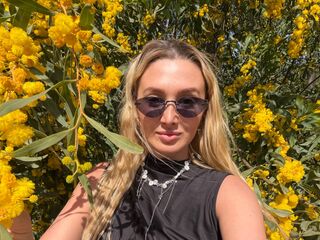 camgirl fingering pussy DelaineClowerd