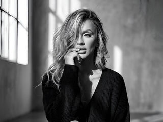 naked girl with webcam masturbating with vibrator KaylinWhite