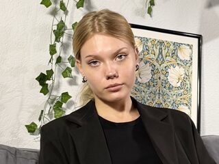 girl webcam naked DonellaAndra