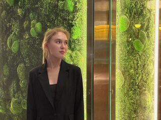 camgirl fingering shaved pussy EdaNoreikaite