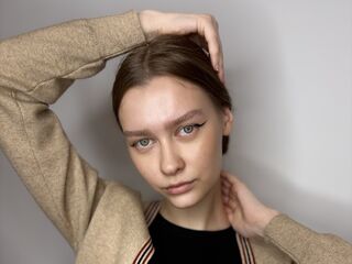 hot cam girl fingering shaved pussy JonnieHillen