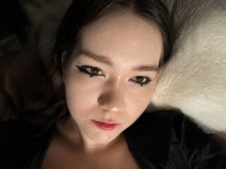 cam girl playing with vibrator KendalChalet