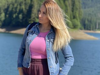 camwhore fingering pussy LovelyMaia