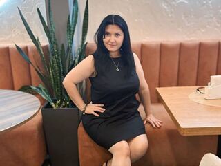 live webcam performer LuisaMiller