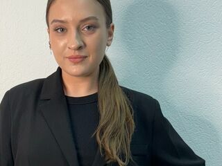 camgirl shaving pussy LyndaEstle