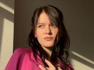 cam girl masturbating with dildo MaudGuerrido