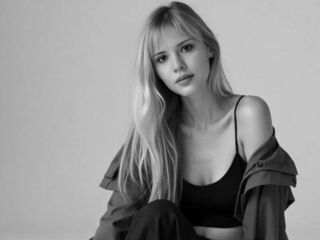 camgirl playing with sex toy VenicePatlan